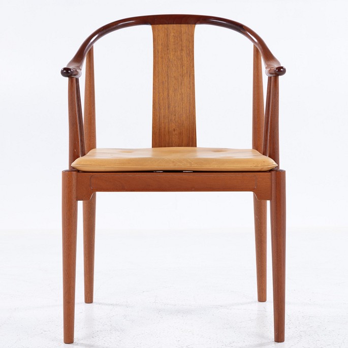 Hans J. Wegner / Fritz Hansen
FH 4283 - Kinastol i lys mahogni m. original hynde i patineret naturlæder. 
Formgivet 1944.
1 stk. på lager
