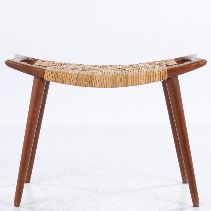 Hans J. Wegner / Johannes Hansen
JH 539 - Taburet/skammel i massiv teak med patineret sjeneflet. Formgivet i 
1954.
1 stk. på lager
