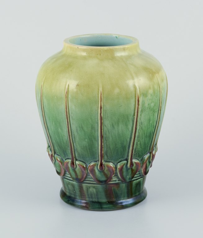 Karl Svensson for Höganäs, Sverige.
Art Nouveau keramikvase.