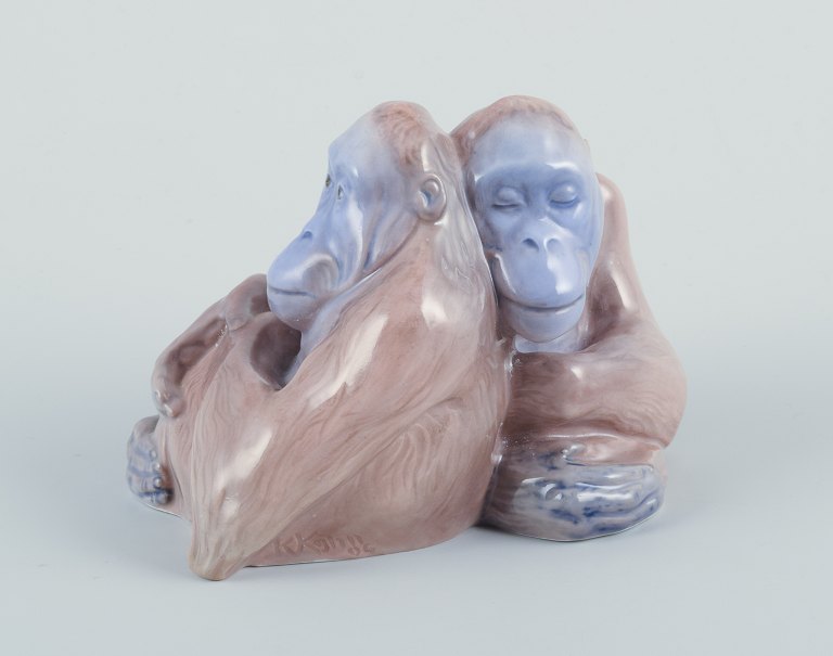 Knud Kyhn for Royal Copenhagen.
Sjælden porcelænsfigur af to orangutanger.