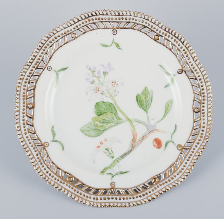 Royal Copenhagen Flora Danica. Gennembrudt frokosttallerken i håndmalet 
porcelæn.