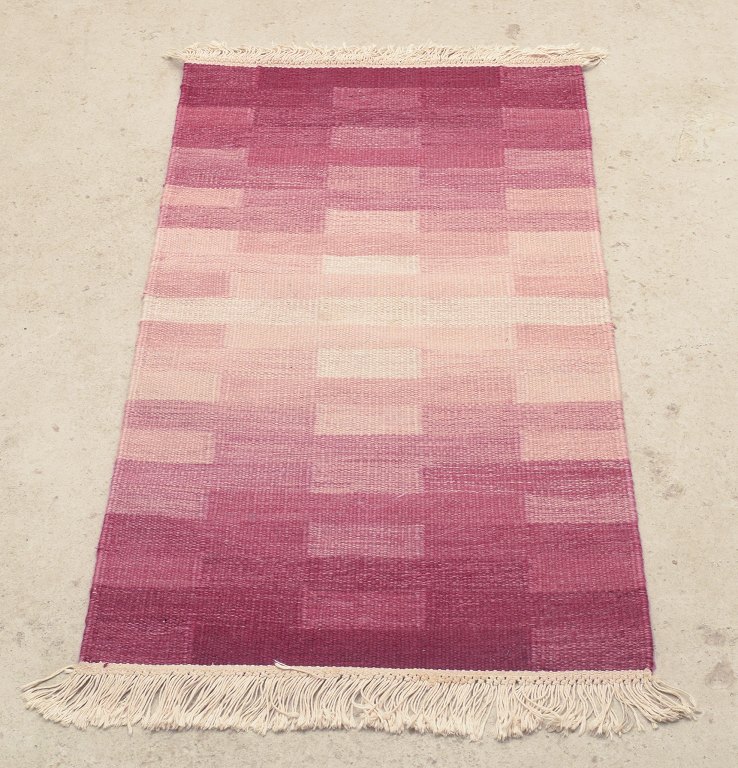 Swedish textile designer.
Handwoven “Terass” rug in wool. Rölakan technique.
