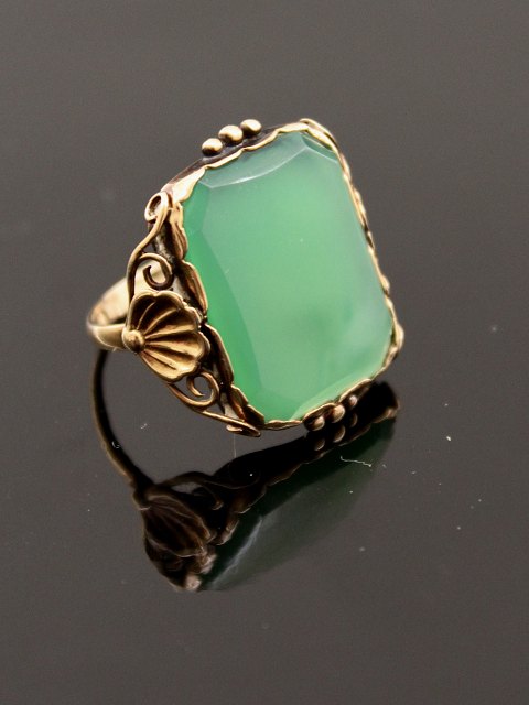 14 carat gold ring with jade