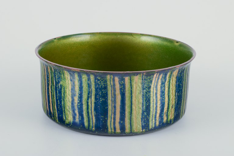 Norsk designer.
Blank emaljeret kobberskål.
Grønne og blå toner.