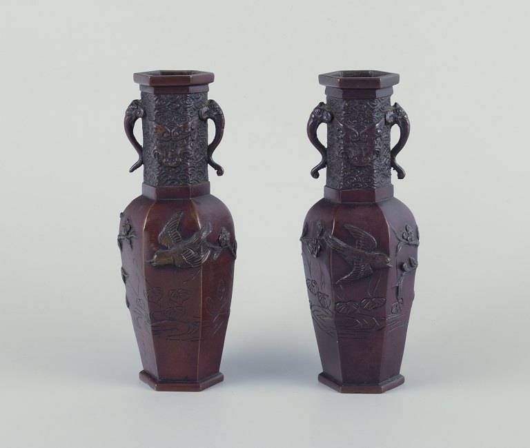 Japan, a pair of bronze vases from the Meiji period.
Birds on branches in relief. Adorned with elephant heads.
