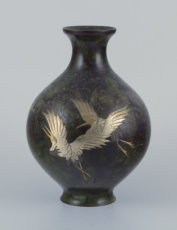 Japan, large round vase in brass.
Motif of cranes in silver.