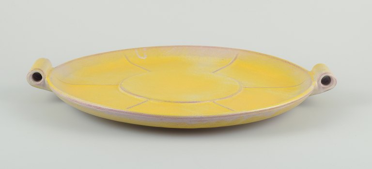Finnish ceramic dish in Art Deco style. With two handles.
Yellow glaze. Hand painted.