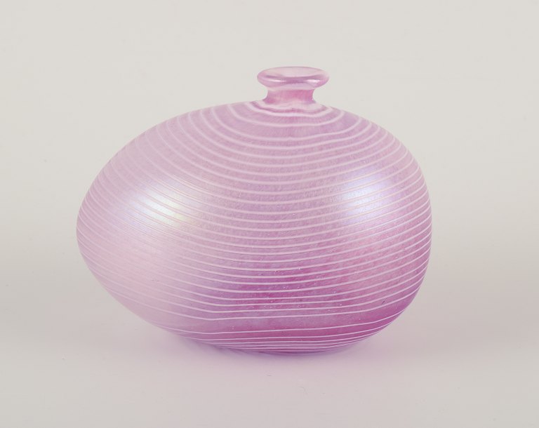 Bertil Vallien for Kosta Boda (f. 1938), svensk glaskunstner.
”Afrodite” vase af kunstglas.