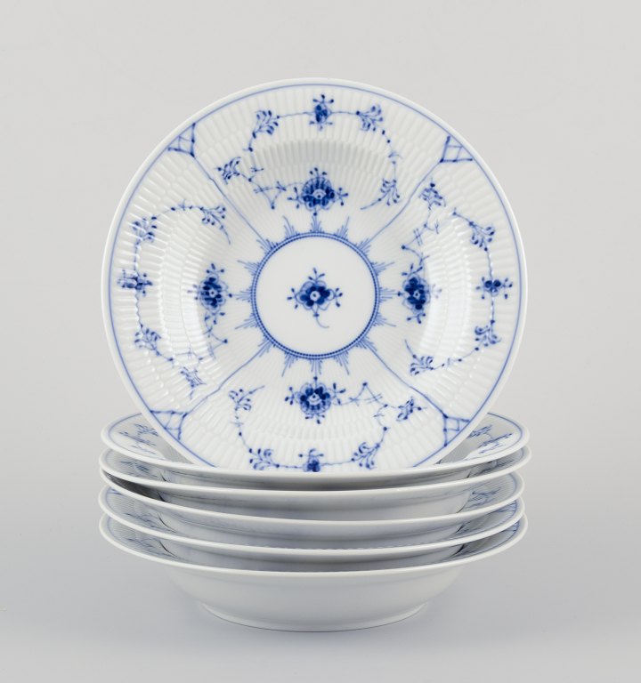 Royal Copenhagen Musselmalet Riflet.
Et sæt på seks dybe tallerkener.