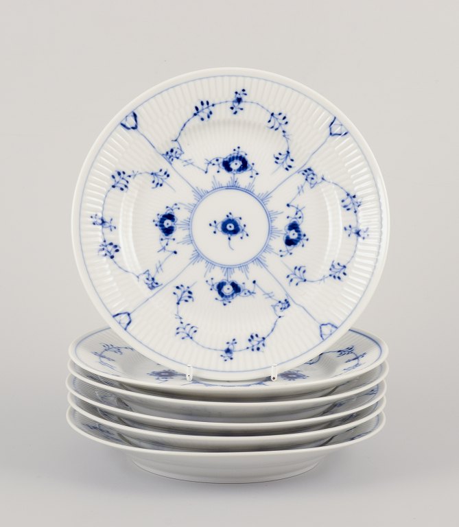 Royal Copenhagen Musselmalet Riflet. 
Et sæt på seks små frokosttallerkner.