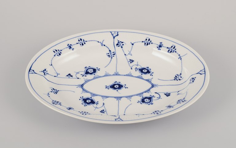 Royal Copenhagen Musselmalet Riflet. Ovalt serveringsfad håndmalet i blåt.