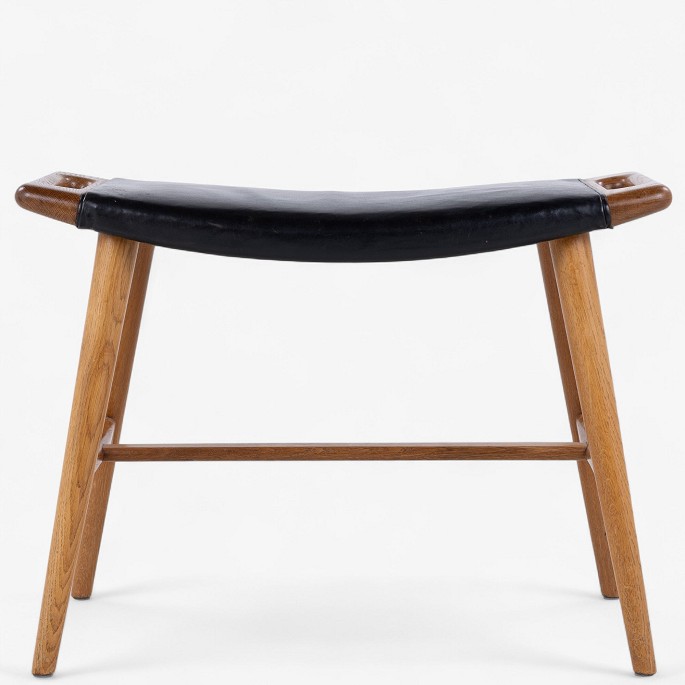Hans J. Wegner / AP Stolen.
AP 30 - Piano stool in oak with seat in patinated black leather.
1 pc. in stock
