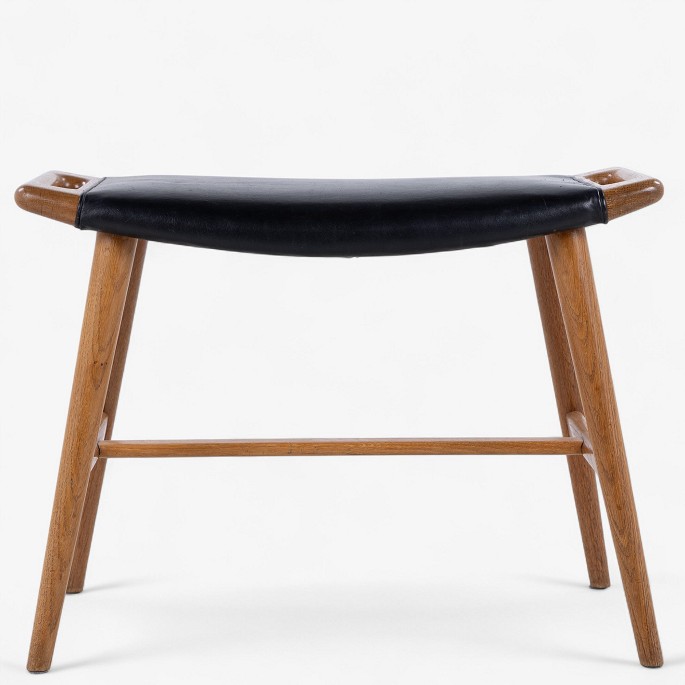 Hans J. Wegner / AP Stolen.
AP 30 - Piano stool in oak with seat in patinated black leather.
1 pc. in stock
