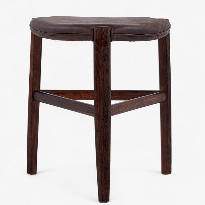 Edvard & Tove Kindt-Larsen / Thorald Madsen.
Stool in Rio rosewood with three legs and seat in patinated leather.
1 pc. in stock
