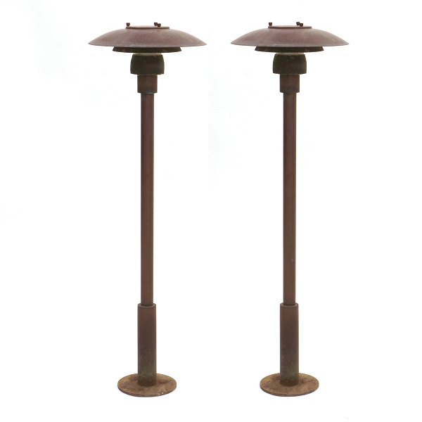 Ein Paar patinierte Gartenlampen von Poul Henningsen, 3/2,5. H: 90cm