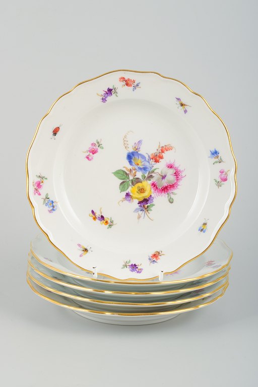 Meissen, et sæt på fem tallerkner i porcelæn.
Håndmalet med forskellige blomstermotiver.