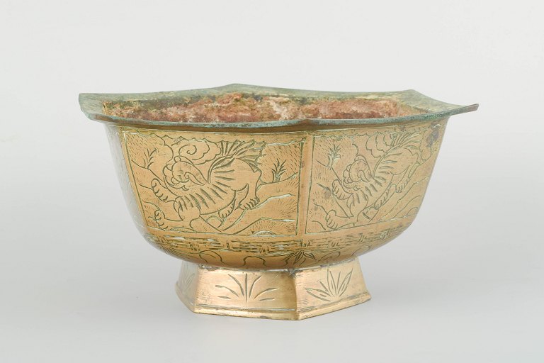 China, gilt bronze vessel, Ming dynasty (Xuande mark, 1426–1435), later, 
18th/19th century.
Hexagonal gilt bronze vessel.