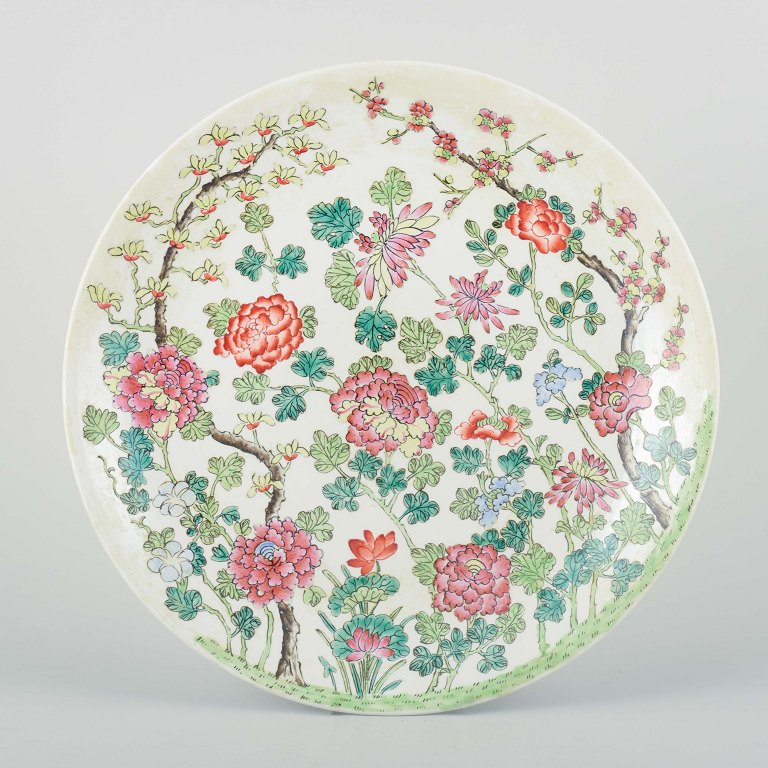 China, Tongzhi Period (1862–1874)
Large porcelain dish decorated in famille rose.