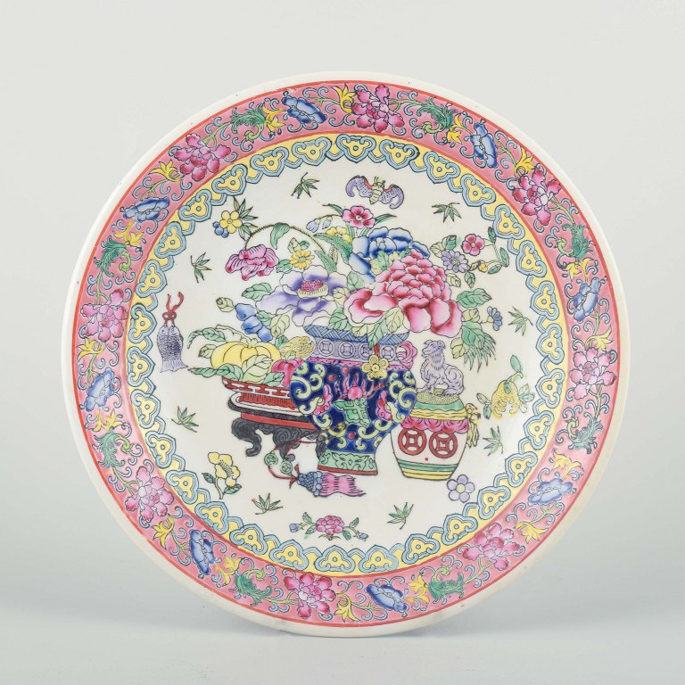 China, 20th century
Decorative porcelain dish with polychrome famille rose enamel decoration.