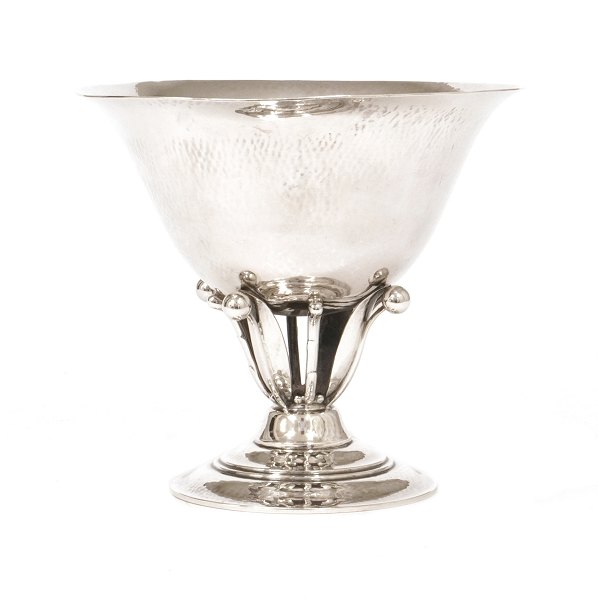 Georg Jensen Sterlingsilver tazza. #17B. Period 1933-44. H: 13cm. W: 301gr