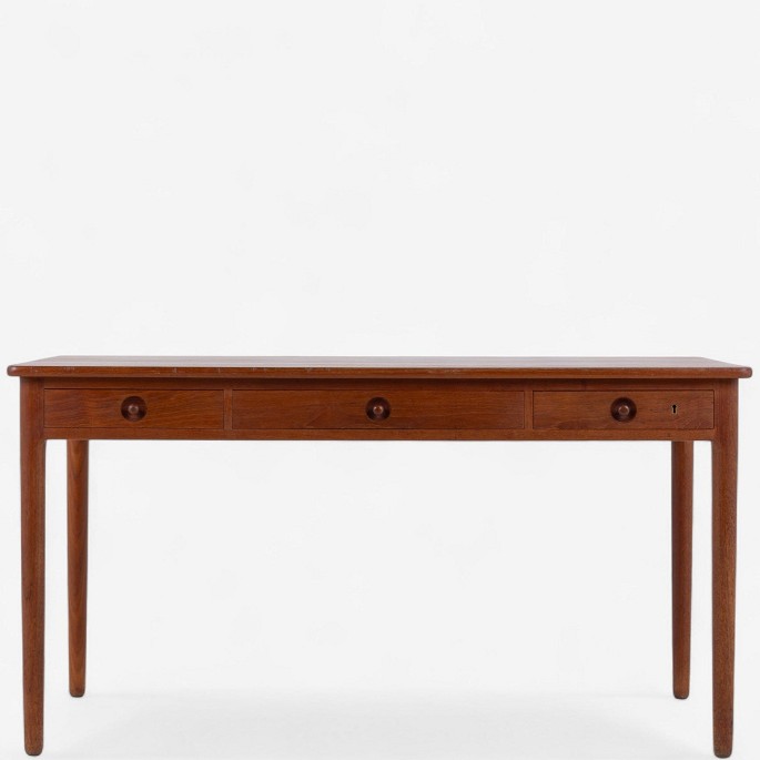 Hans J. Wegner / Andreas Tuck.
AT 305 - Teak desk with three drawers.
1 pc. in stock
