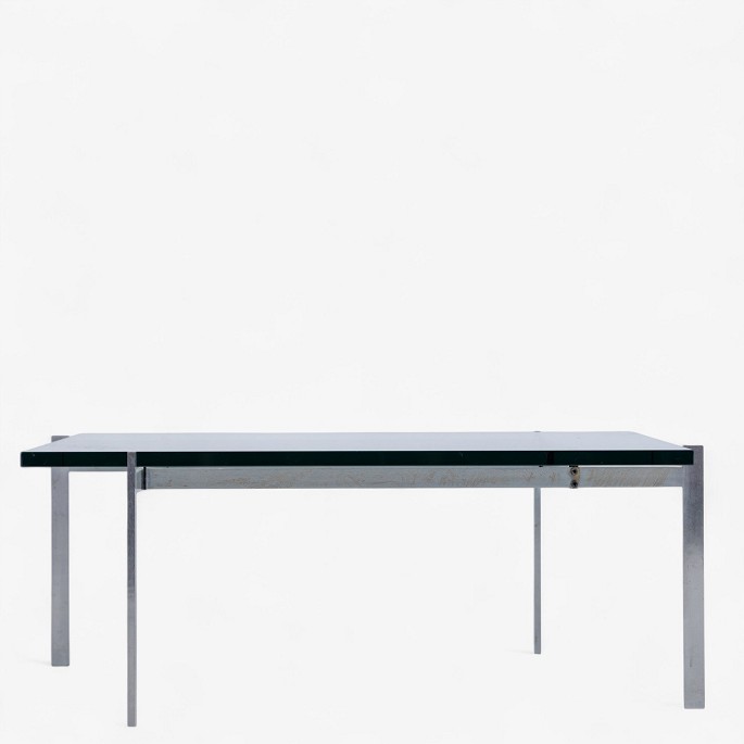 
Poul Kjærholm / Fritz Hansen.
PK 61 - Coffee table with glass top on steel frame. Manufacturer