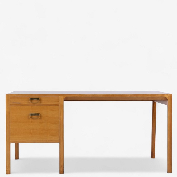 Bernt Petersen / Rud. Rasmussen Joinery.
Desk in elm with two drawers.
1 pc. in stock

