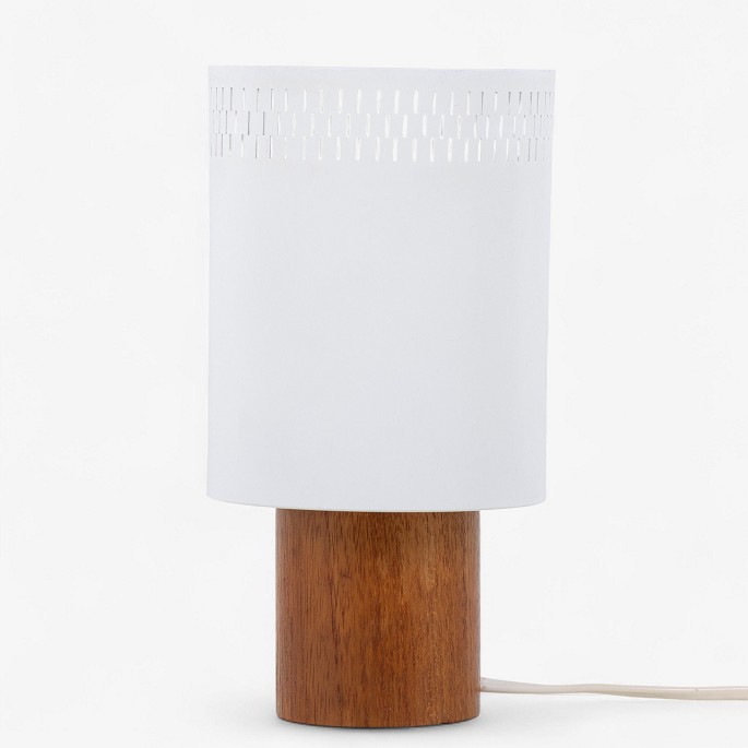 Hans-Agne Jakobsson
Cylindrical table lamp with a base in patinated teak and a shade in white 
lacquered metal.
1 pc. in stock
