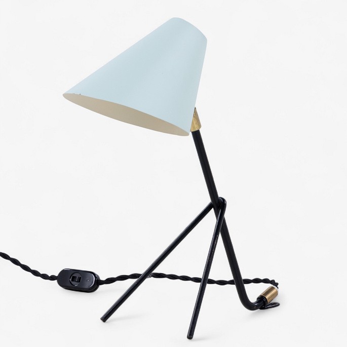 Falkenbergs Belysning
Table lamp in black lacquered metal with brass details and blue shade.
1 pc. in stock
