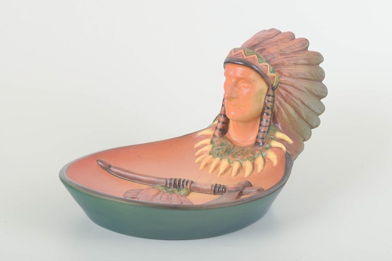 Ipsens Enke
Art pottery bowl with Native American head, model 286.