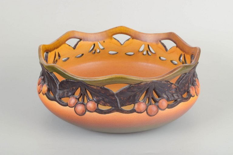 Ipsens Enke
Decorative fruit bowl, ca. 1920s/30s.