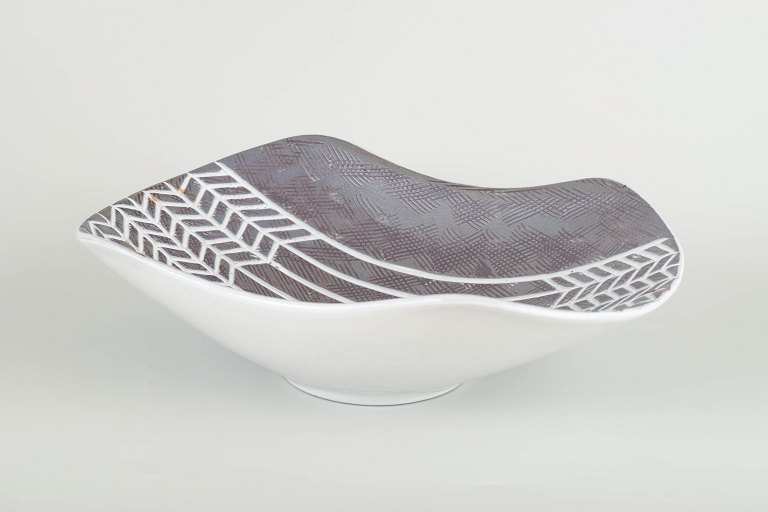 Mari Simmulson for Upsala-Ekeby
Stoneware bowl from the 1960s, “AX” series.
