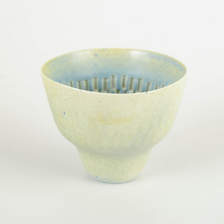Scandinavian studio potter, likely Gustavsberg.
Miniature bowl, 1960s.