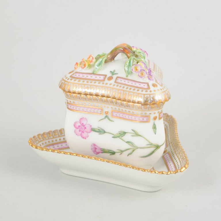 Royal Copenhagen Flora Danica cremekop med underkop, 1970’erne