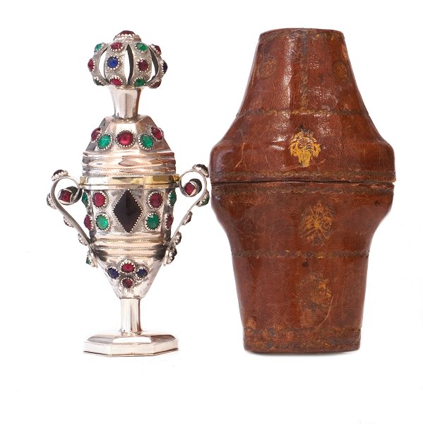 Hovedvandsæg med originalt etui udført af Jürgen David Fischer, 1845-77, Nordborg, med 77 flusser. Dateret 1861. H: 13,2cm