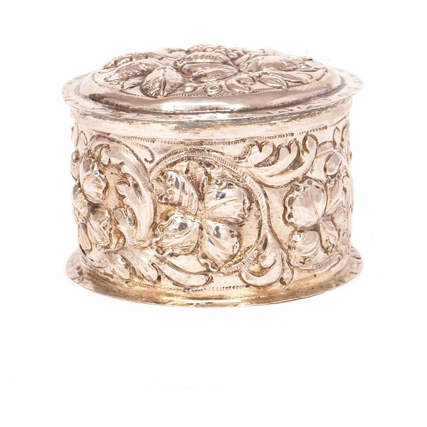 Drevet barok oblatdåse i sølv af Thore Sørensen, Aalborg, 1704-32. H: 6cm. D: 8,6cm