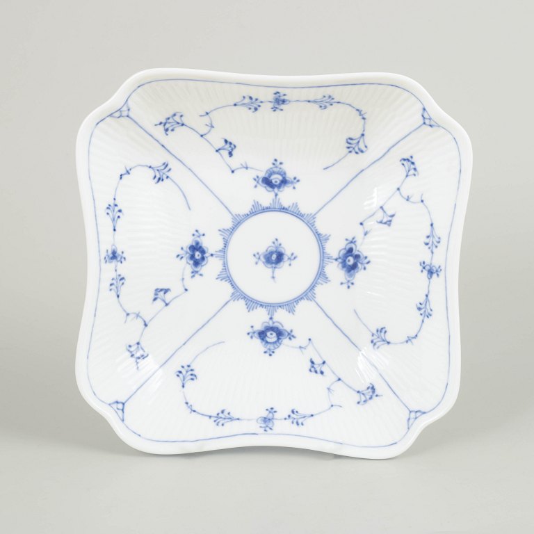 Royal Copenhagen Musselmalet Riflet, firkantet skål.