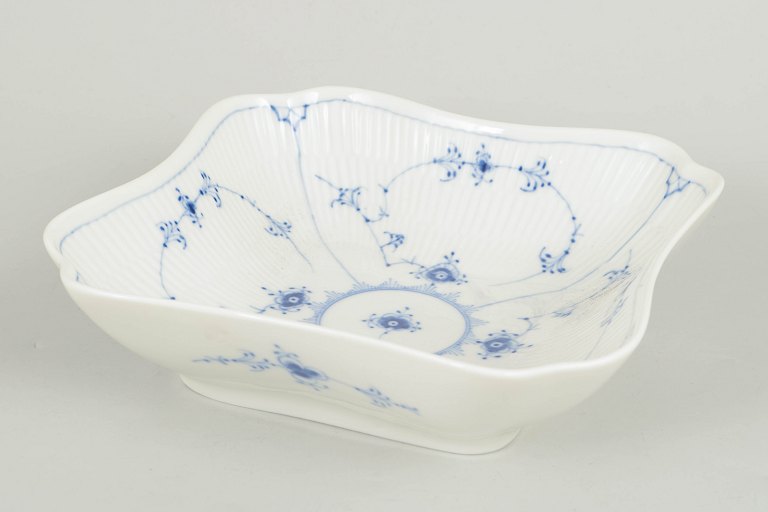 Royal Copenhagen, musselmalet riflet firkantet fad.