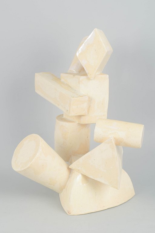 Christina Muff, Dansk samtidskunstner, født 1971.Monumentalt stor stentøjsskulptur i kubistisk stil
