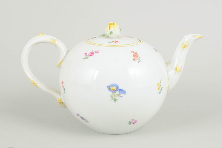 Meissen, tekande med polykrom blomsterdekoration.