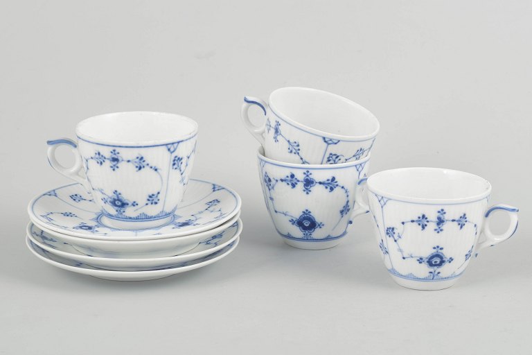 Royal Copenhagen Musselmalet Riflet, sæt af fire kaffekopper med underkopper.