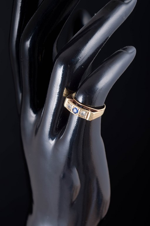 14 carat gold ring with blue and colourless stones.