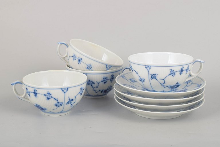 Royal Copenhagen Musselmalet Riflet, sæt med fire tekopper med underkopper.