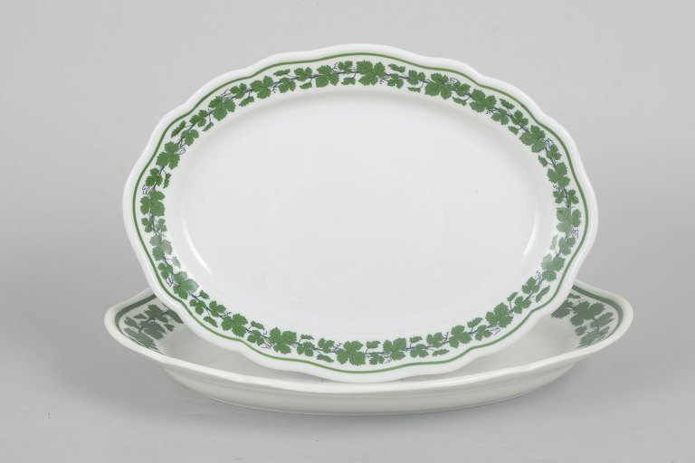 Meissen, par serveringsfade med vinløvsmønster.
