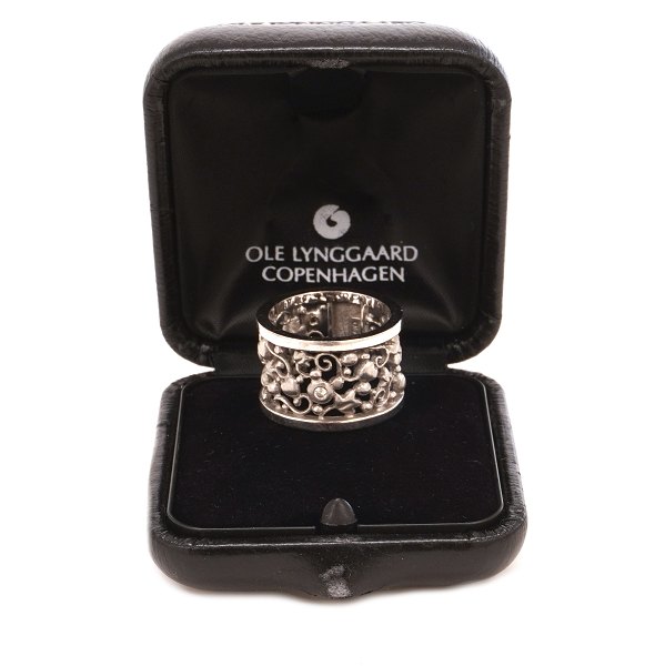 Ole Lynggaard Tornerose ring i 18kt hvidguld prydet med 4 brillanter. Ringstr. 58. B: 15mm