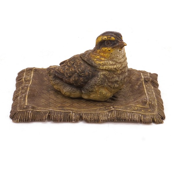 Wienerbronze blækhus i form af fugl på tæppe fra Frantz Bergmanns værksted. Stemplet "Geschützt Österreich Deutschland F. Bergm". H: 7cm. Tæppe: 14x11cm